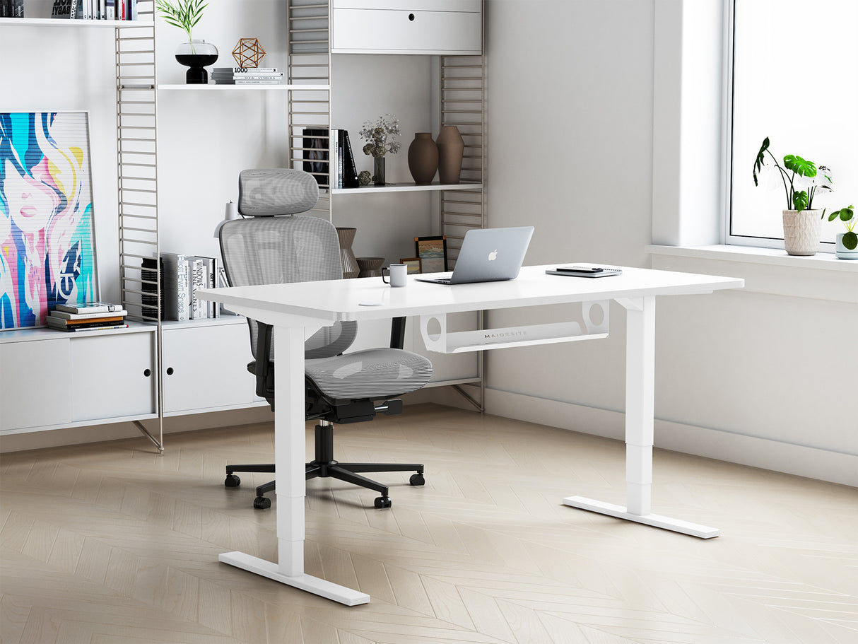 Escritorio elevable Maidesite T2 Pro Plus para oficinas en casa, las personas trabajan con él en la sala de estar