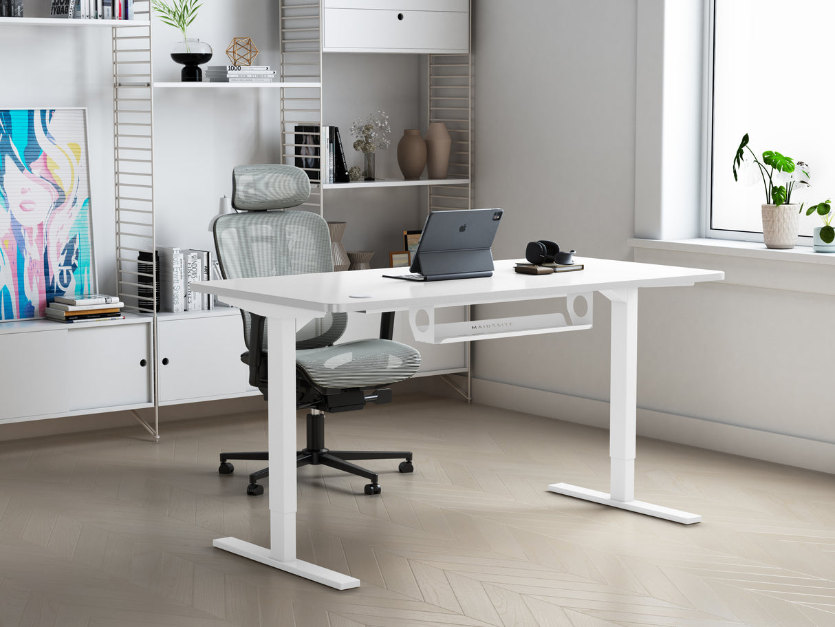 Ideas modernas de configuración de oficina en casa con el escritorio elevable Maidesite T2 Pro cerca de la ventana de la oficina en casa