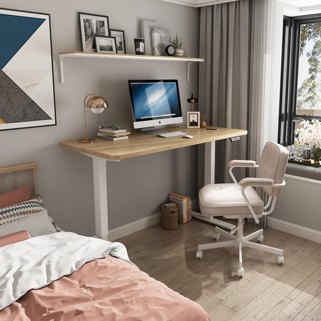 Maidesite S2 Pro escritorio regulable en altura viene con marco blanco y la parte superior de madera de roble cerca de la ventana de estar