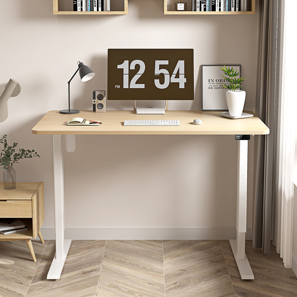 Escritorio regulable en altura Maidesite con marco blanco y tablero de madera de 140 cm para oficina en casa