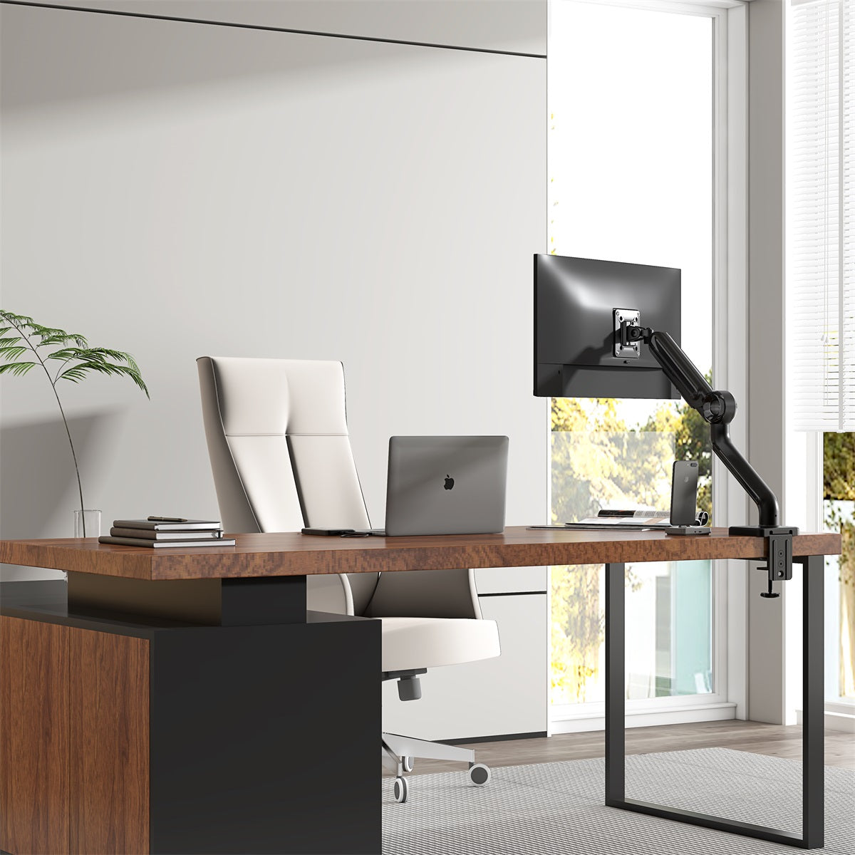 El brazo de un solo monitor puede soportar el monitor grande en el escritorio